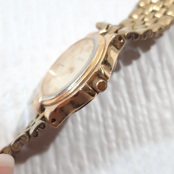 Vintage Bulova Women Watch Gold Stainless Steel‎ Water Resist Battery Date round main image 9